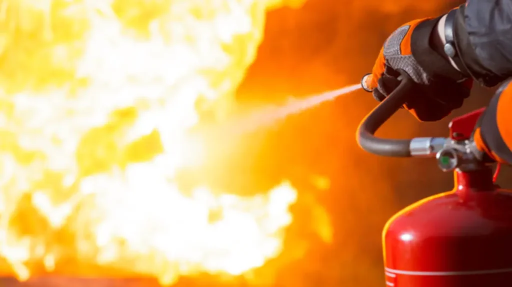 السيطرة على حريق في سقالة خشبية بمحطة قطار المنيا