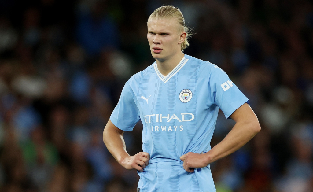 هالاند يفلت من العقوبة بعد رمي الكرة على رأس غابرييل